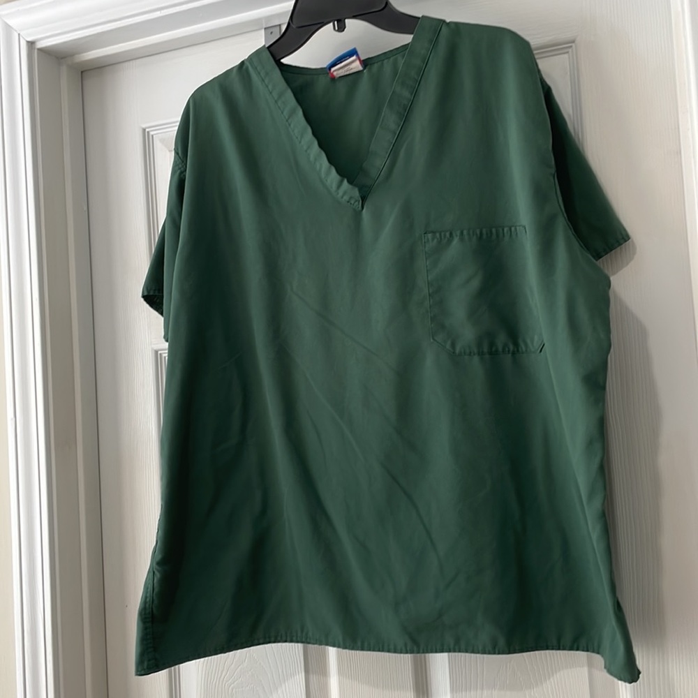 Set of 2 EXCELLENT pre owned gelscrubs dark green size XL . These are so…